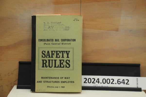 CR Safety Rulebook for MOW and Structures employees, Penn Central District, Eff. 1968-07-01 R2 2-76