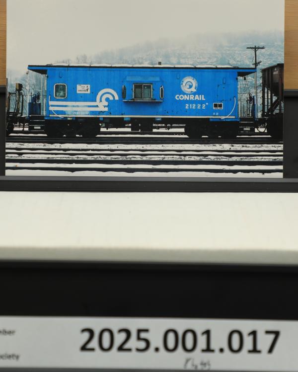 Color photo of N-21 caboose #21222 in Quality paint scheme with logo