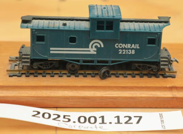Memento: HO scale caboose CR 22138 mounted on wood base