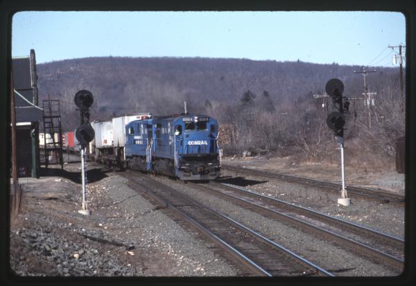 CR 6564 on EB intermodal at Palmer, MA