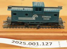 Memento: HO scale caboose CR 22138 mounted on wood base